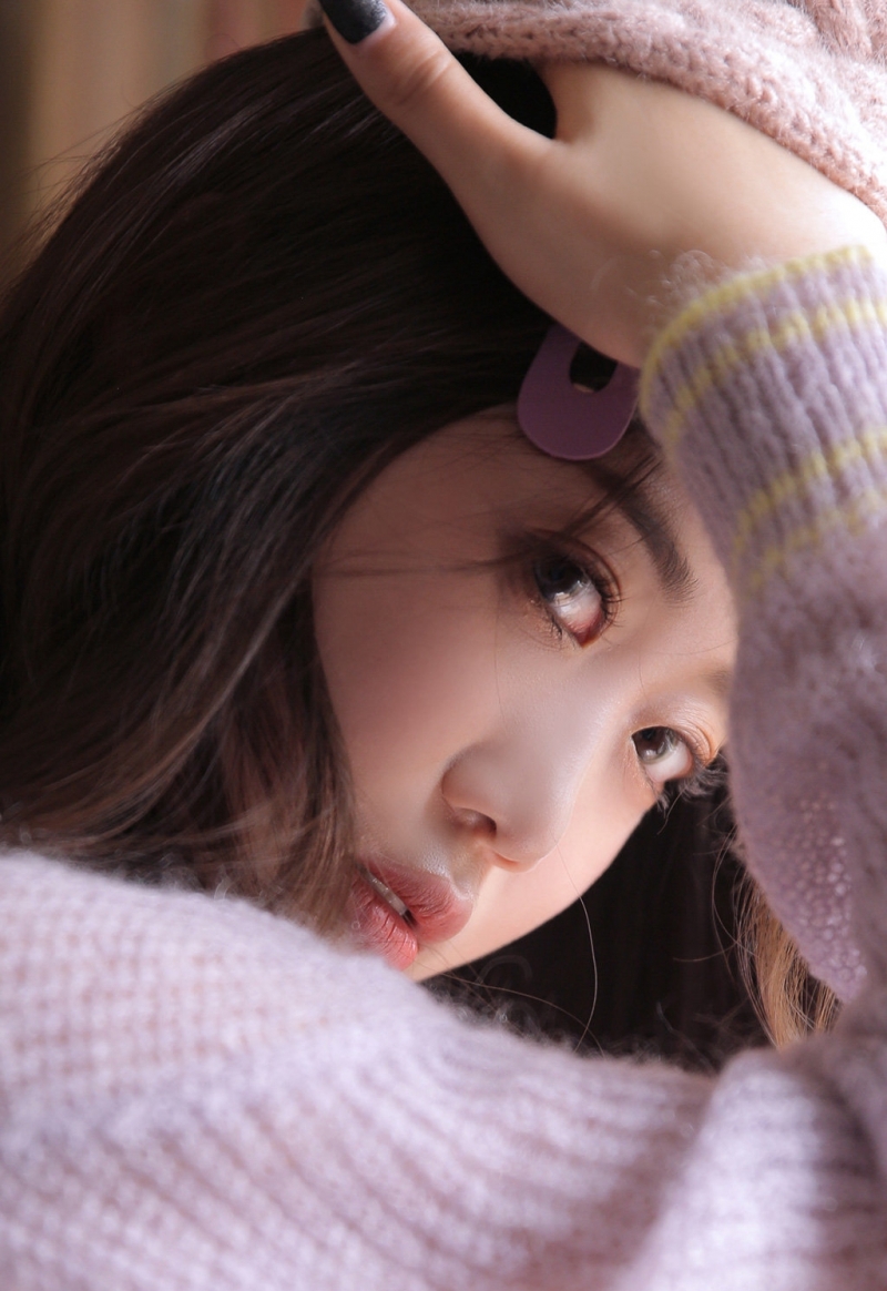 毛衣美女牛仔热裤修长美腿写真