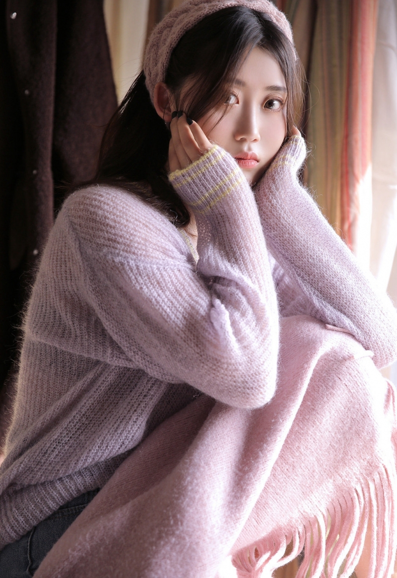 毛衣美女牛仔热裤修长美腿写真