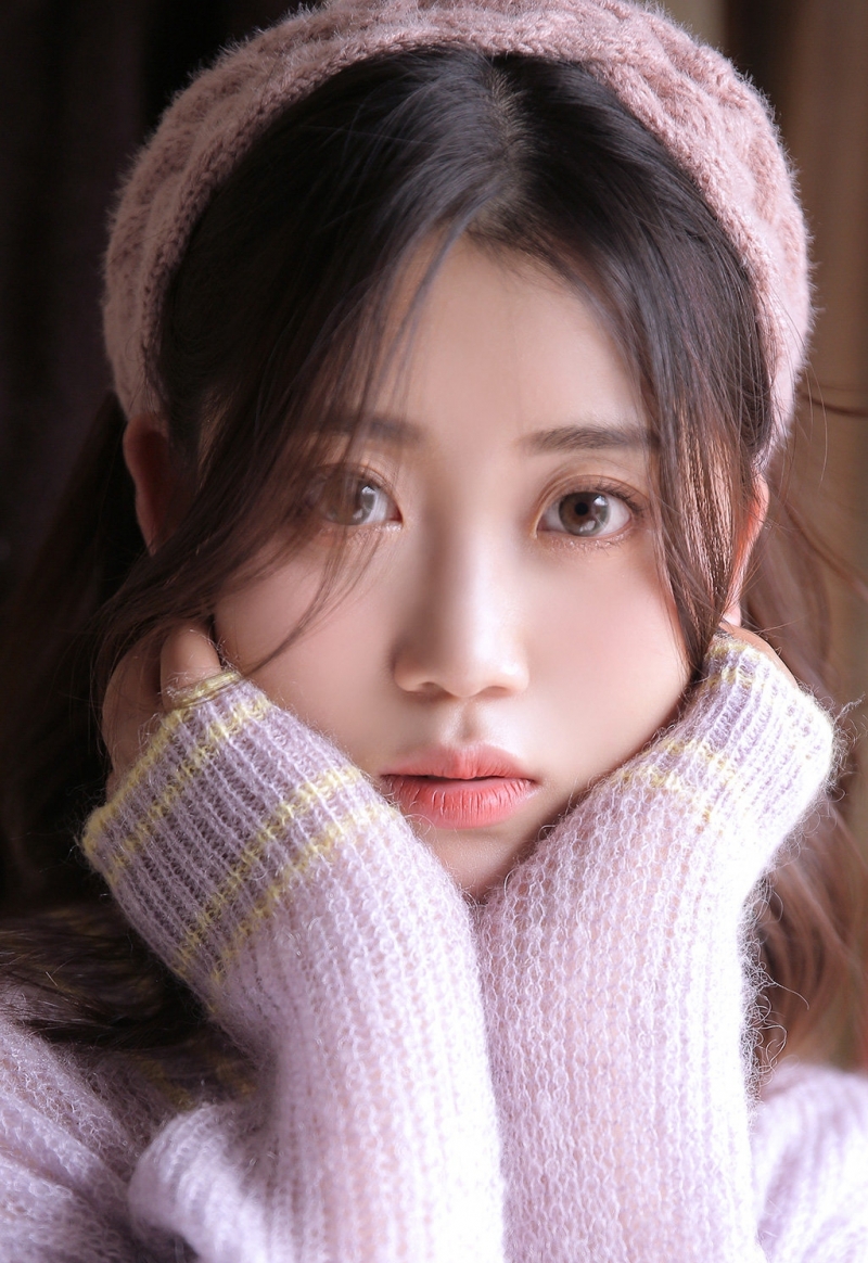 毛衣美女牛仔热裤修长美腿写真