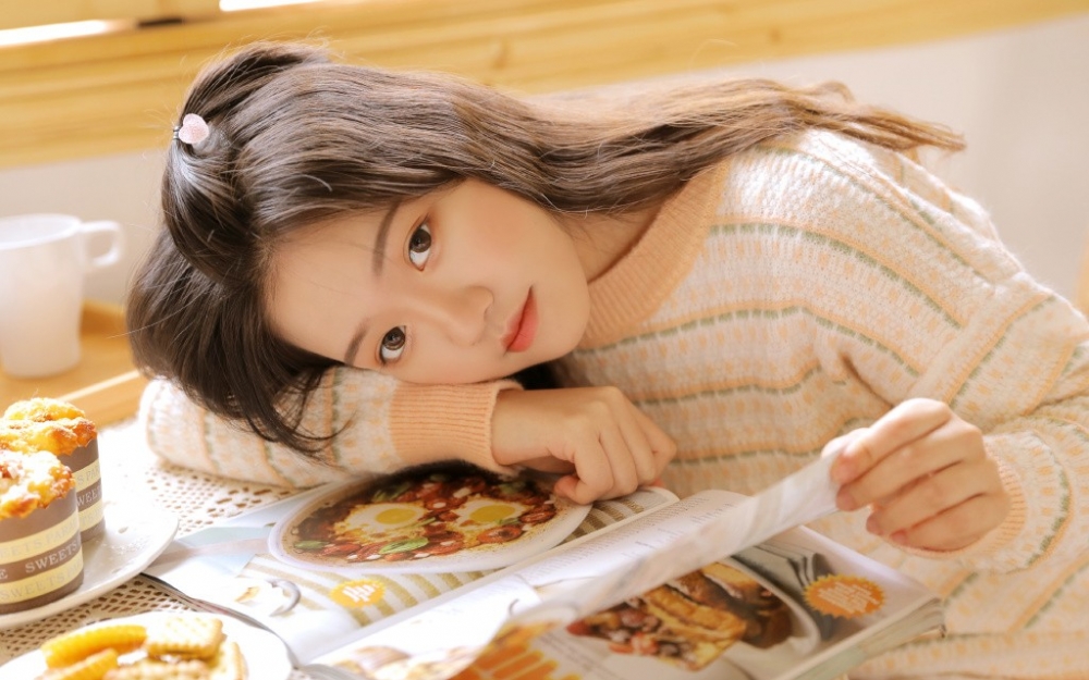 00后粉嫩小妹迷人桃花眼青涩娇羞稚嫩可爱图片