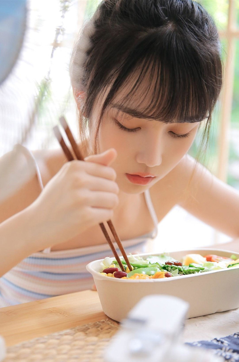 大眼睛清纯美女日式丸子头吊带衫小露香肩私房写真