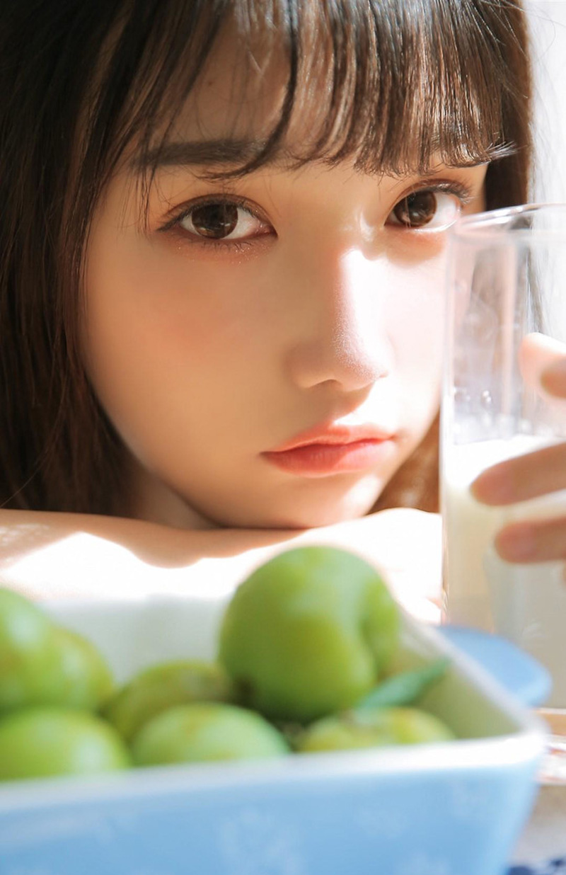 大眼睛清纯美女日式丸子头吊带衫小露香肩私房写真