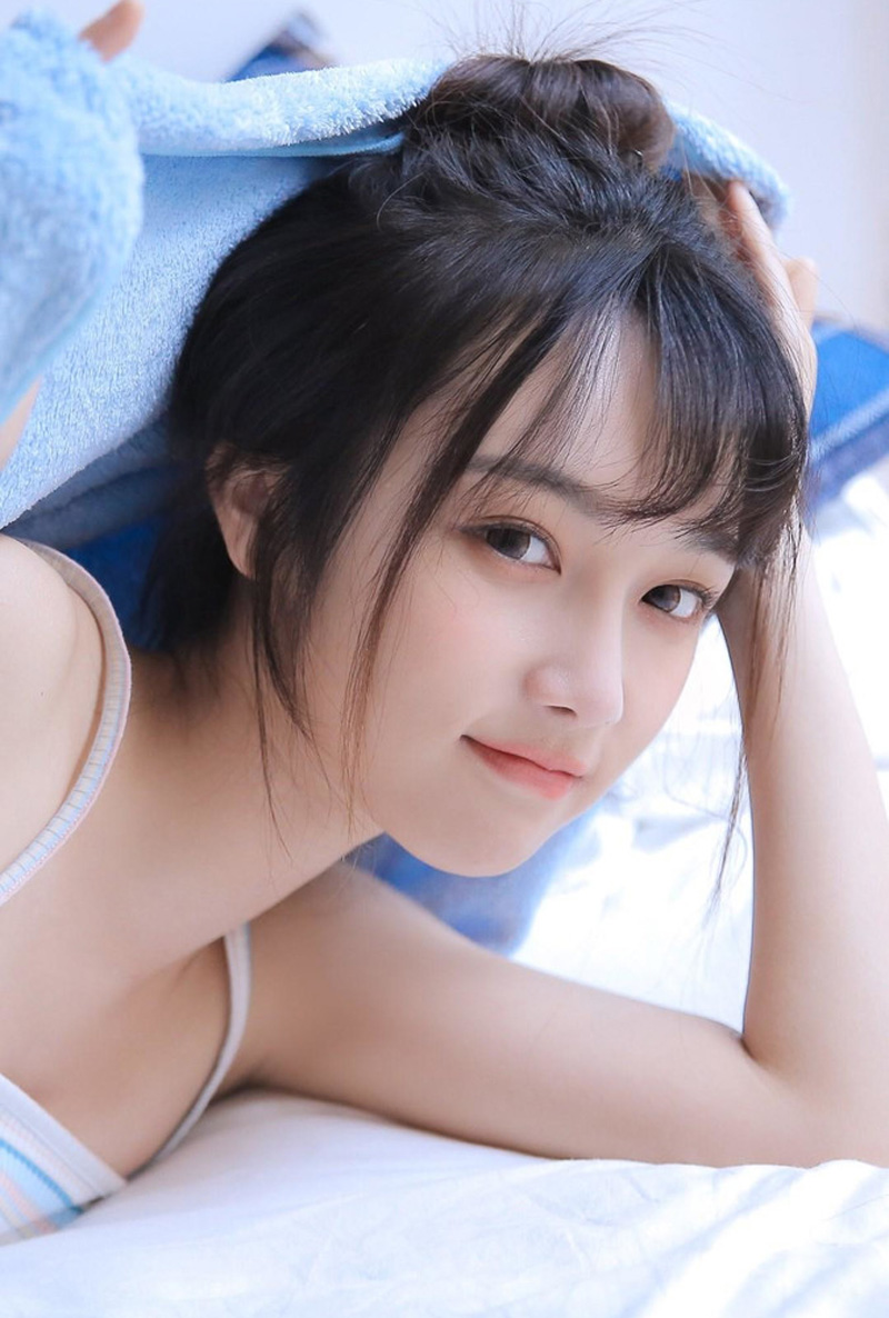 大眼睛清纯美女日式丸子头吊带衫小露香肩私房写真