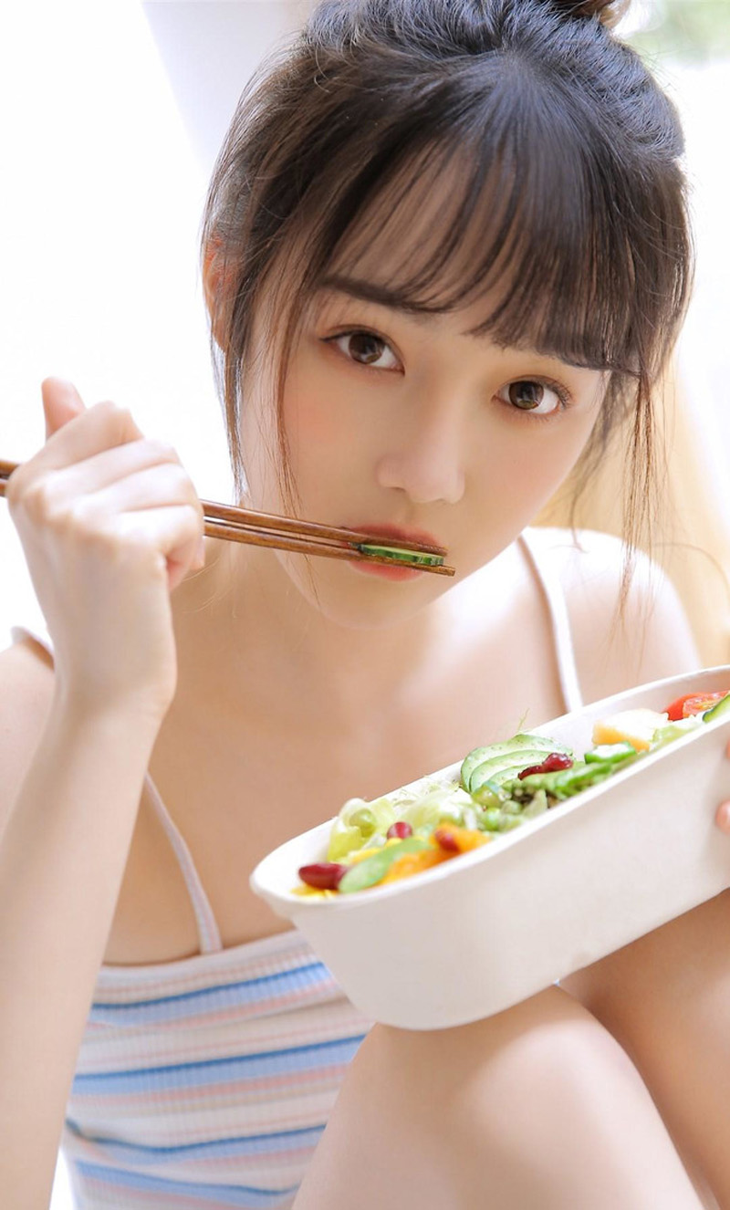 大眼睛清纯美女日式丸子头吊带衫小露香肩私房写真