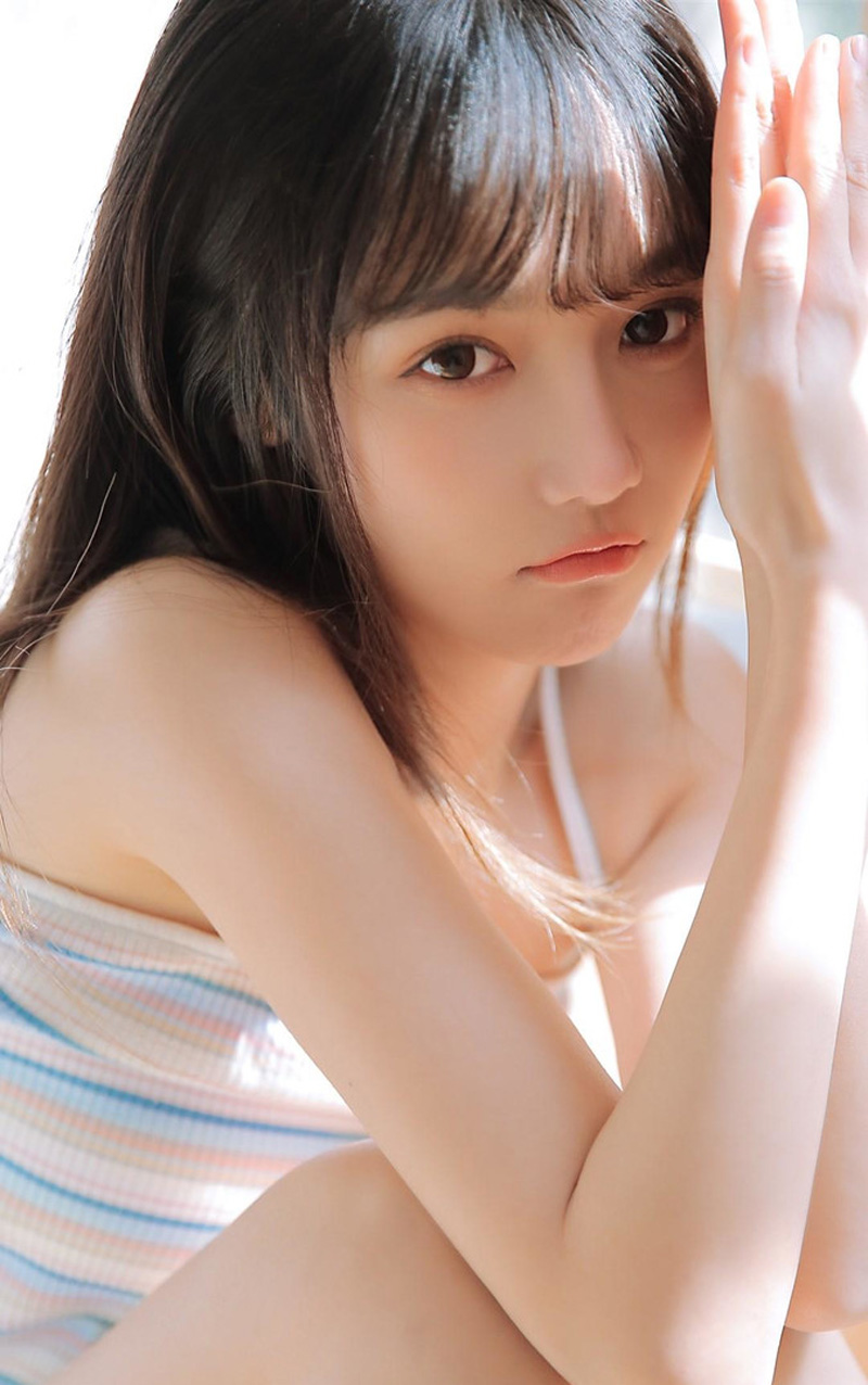 大眼睛清纯美女日式丸子头吊带衫小露香肩私房写真