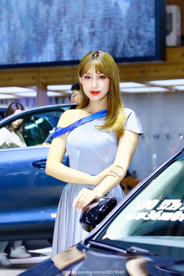 甜美清纯古灵仙气车模养眼福利写真