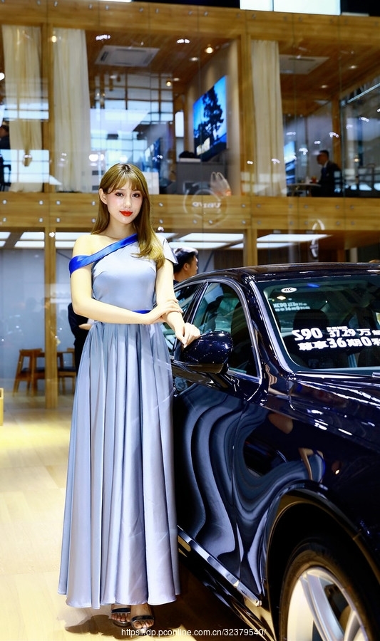 甜美清纯古灵仙气车模养眼福利写真