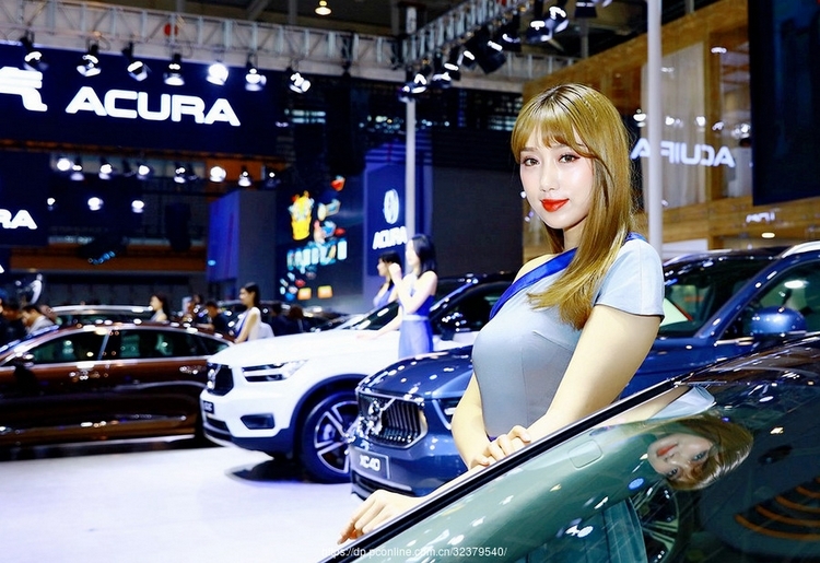 甜美清纯古灵仙气车模养眼福利写真