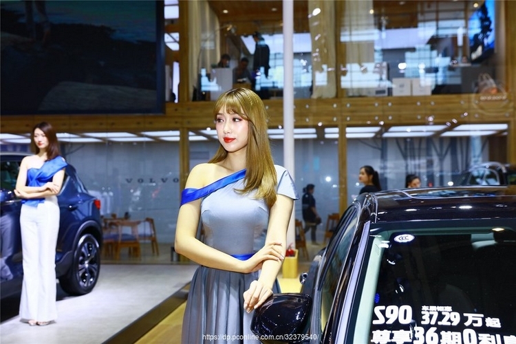 甜美清纯古灵仙气车模养眼福利写真