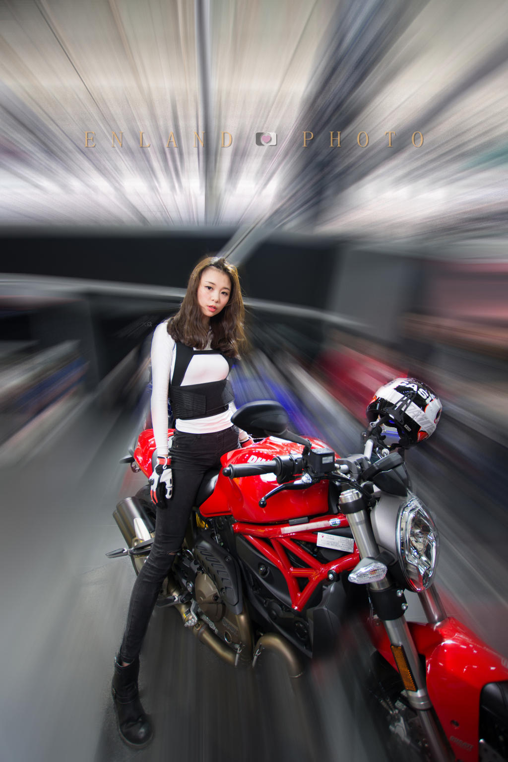 身姿曼妙的香车美女性感写真集