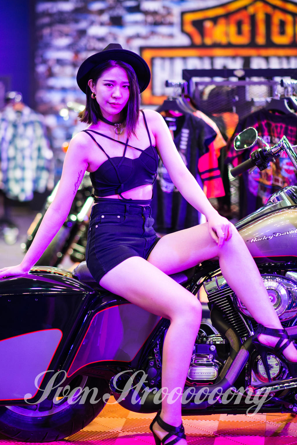 身姿曼妙的香车美女性感写真集