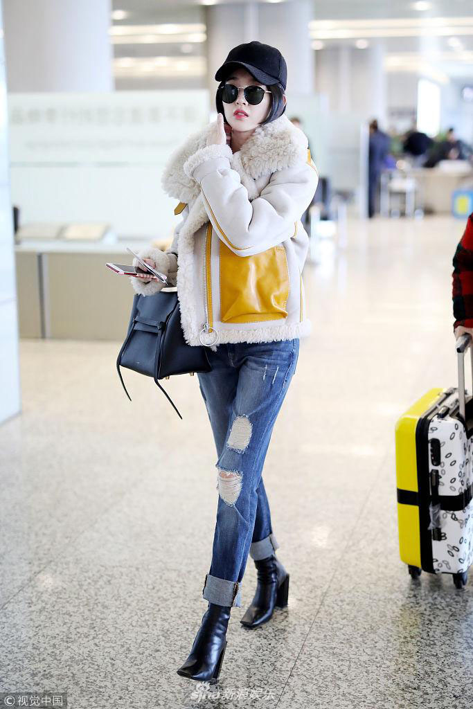 唐艺昕穿白色羊羔绒大衣图片 齐耳短发清新俏皮