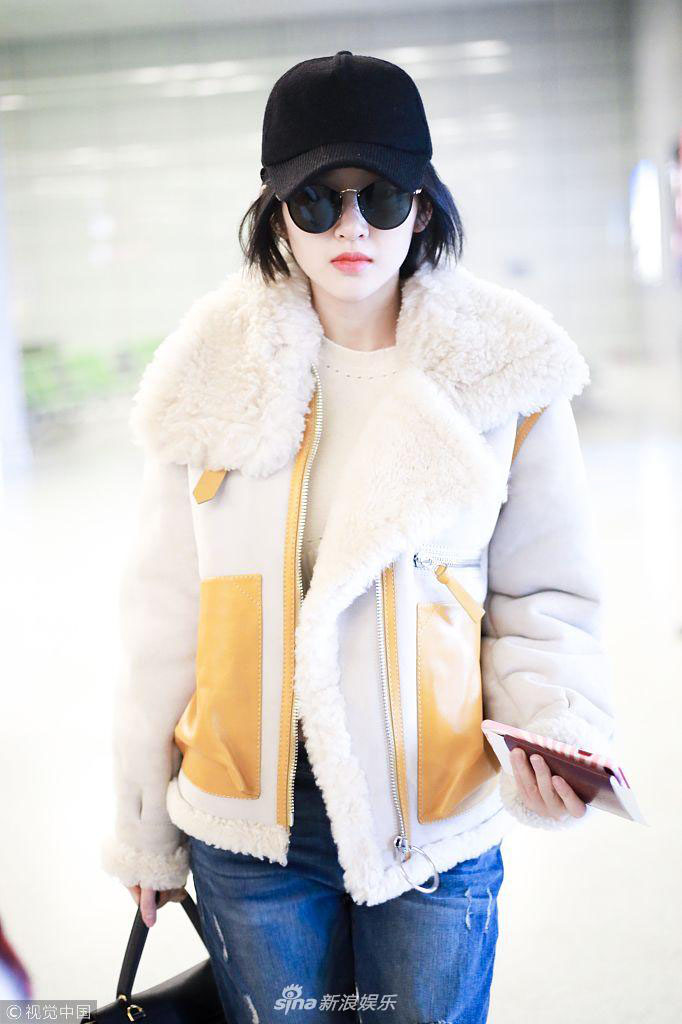 唐艺昕穿白色羊羔绒大衣图片 齐耳短发清新俏皮