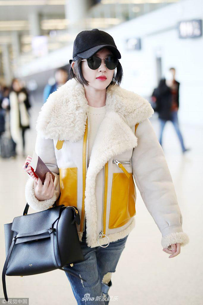 唐艺昕穿白色羊羔绒大衣图片 齐耳短发清新俏皮