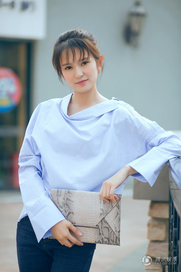 肖茵时尚简约街拍LOOK  尽显个人灵动气质