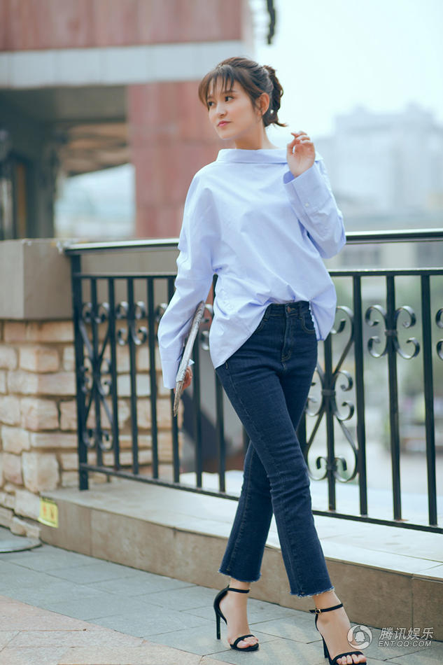 肖茵时尚简约街拍LOOK  尽显个人灵动气质