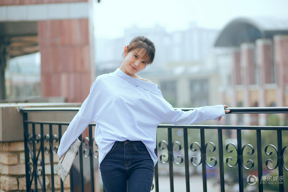 肖茵时尚简约街拍LOOK  尽显个人灵动气质