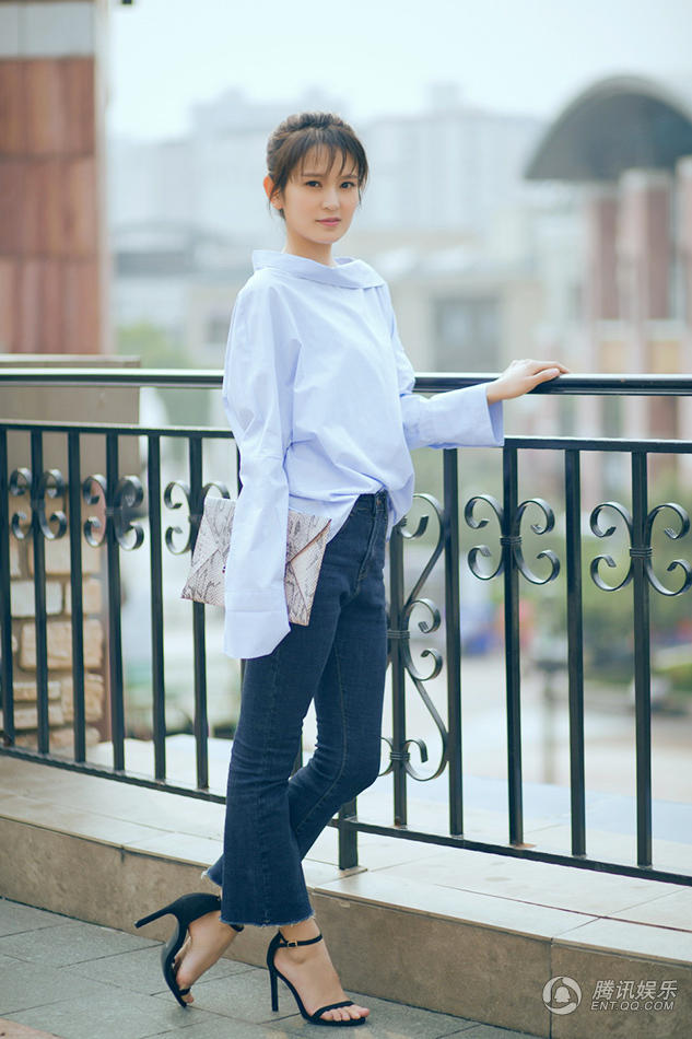 肖茵时尚简约街拍LOOK  尽显个人灵动气质