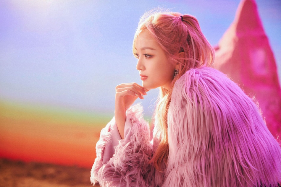 吴宣仪流苏外套漆皮短裙写真美照