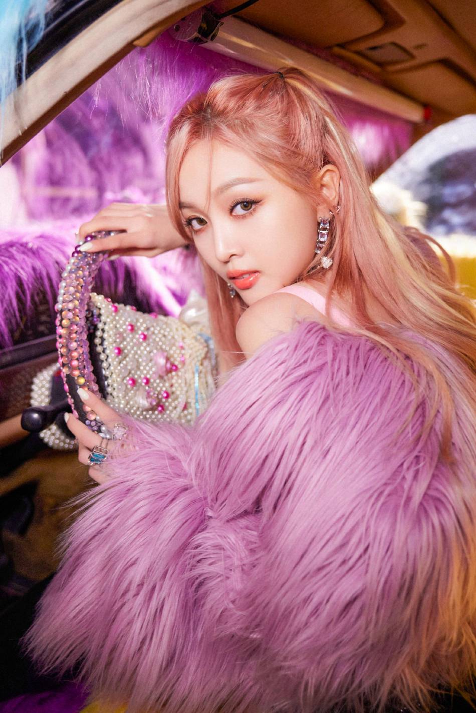 吴宣仪流苏外套漆皮短裙写真美照