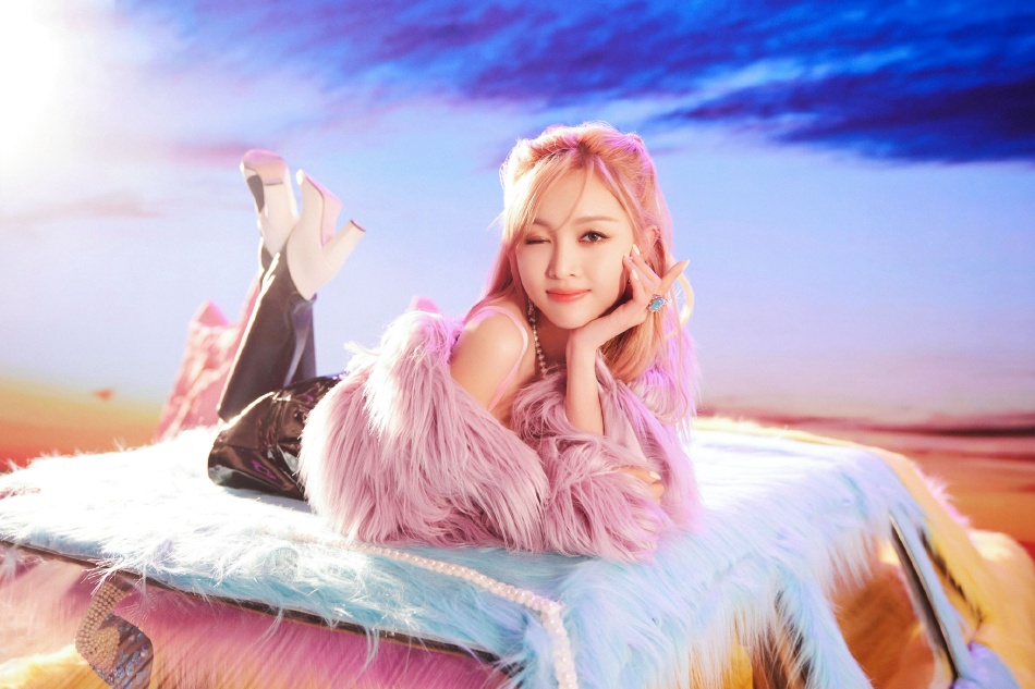 吴宣仪流苏外套漆皮短裙写真美照