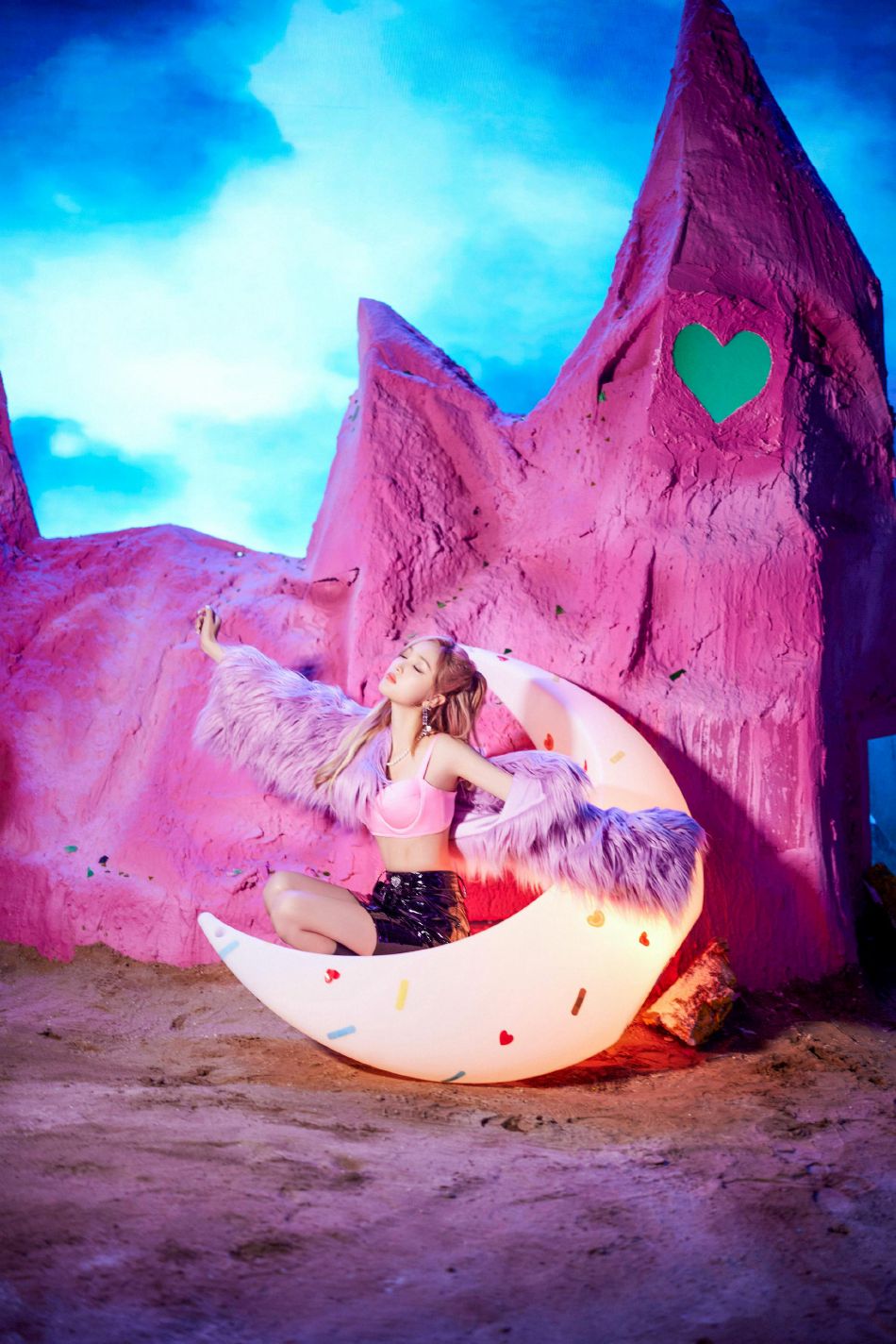 吴宣仪流苏外套漆皮短裙写真美照