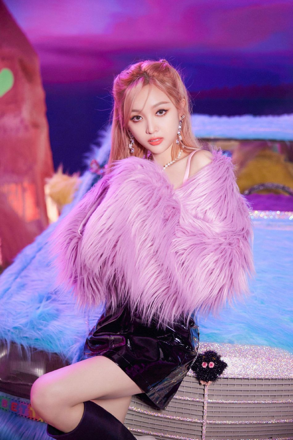 吴宣仪流苏外套漆皮短裙写真美照