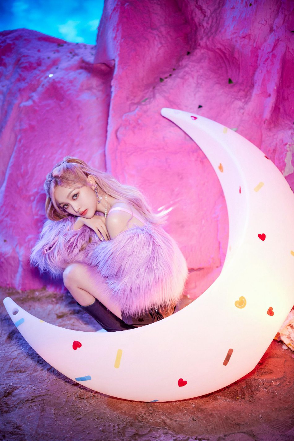 吴宣仪流苏外套漆皮短裙写真美照