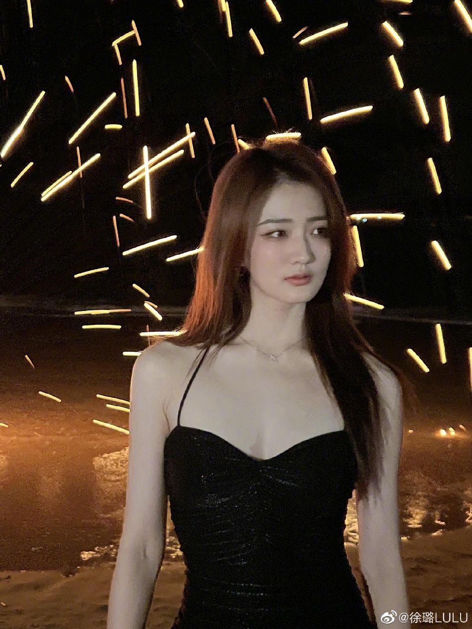 徐璐黑色吊带短裙大秀身材写真