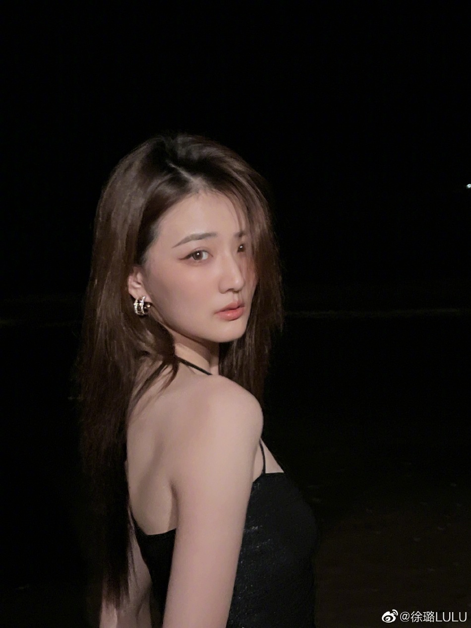 徐璐黑色吊带短裙大秀身材写真