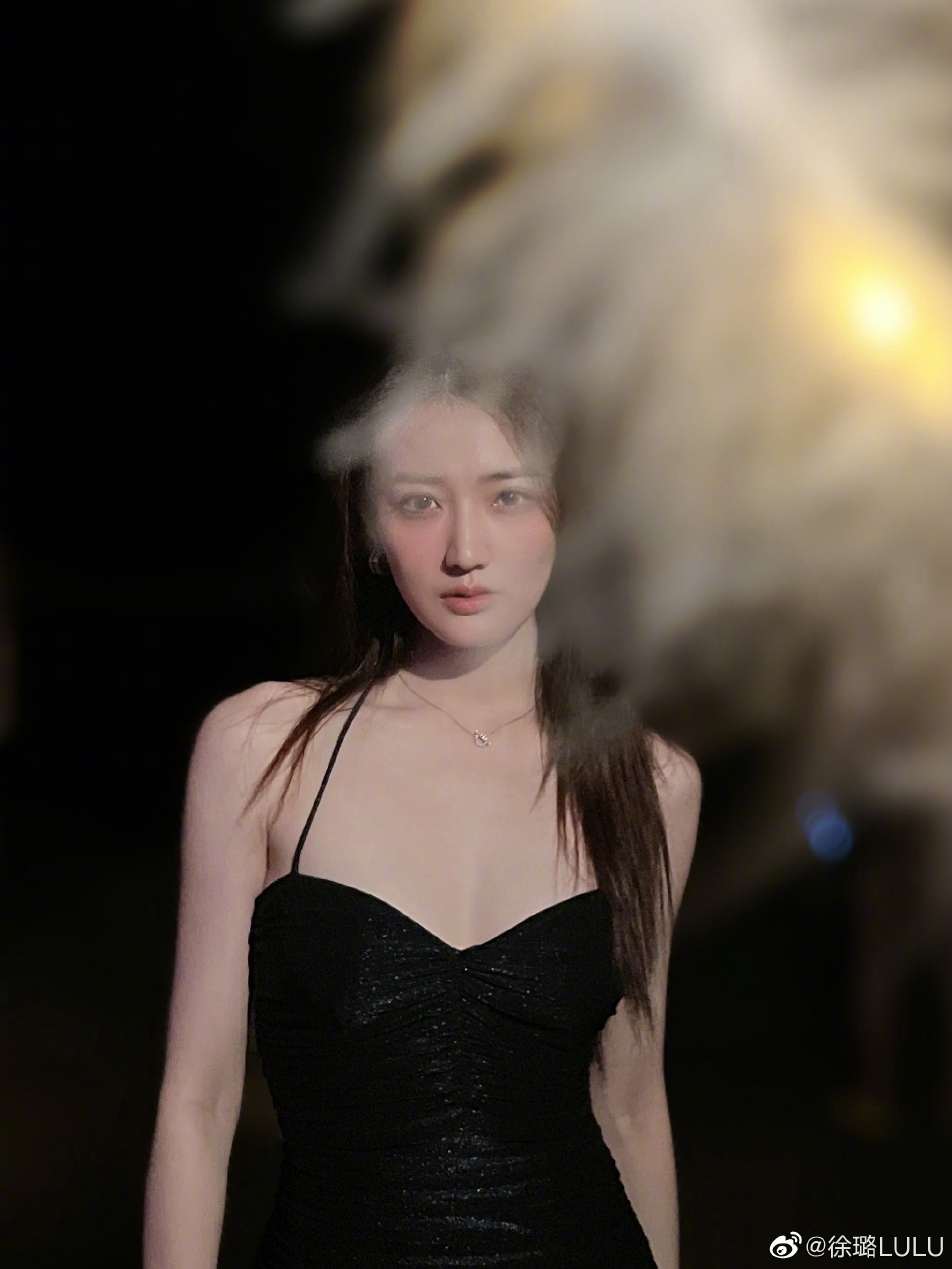 徐璐黑色吊带短裙大秀身材写真