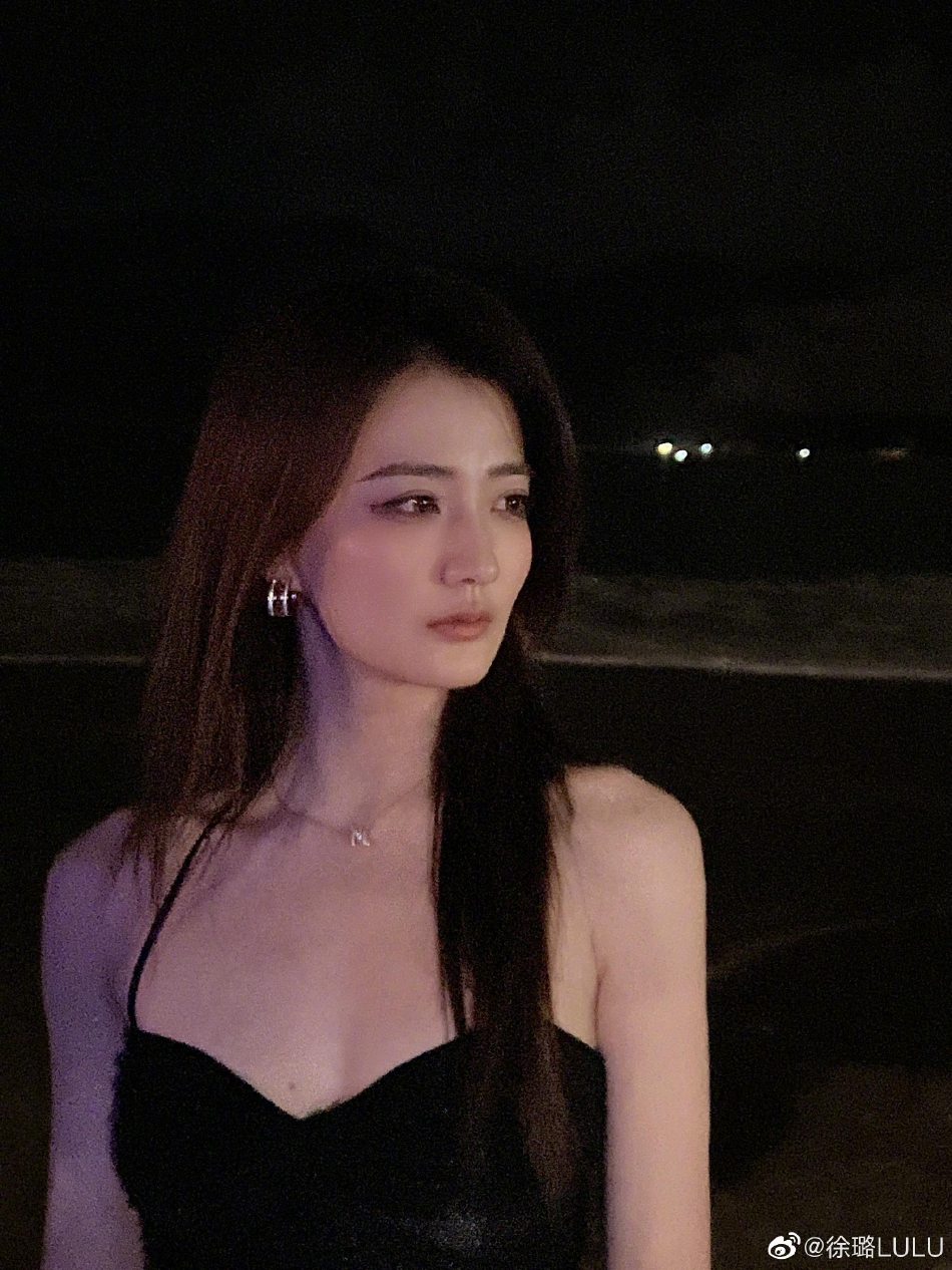 徐璐黑色吊带短裙大秀身材写真