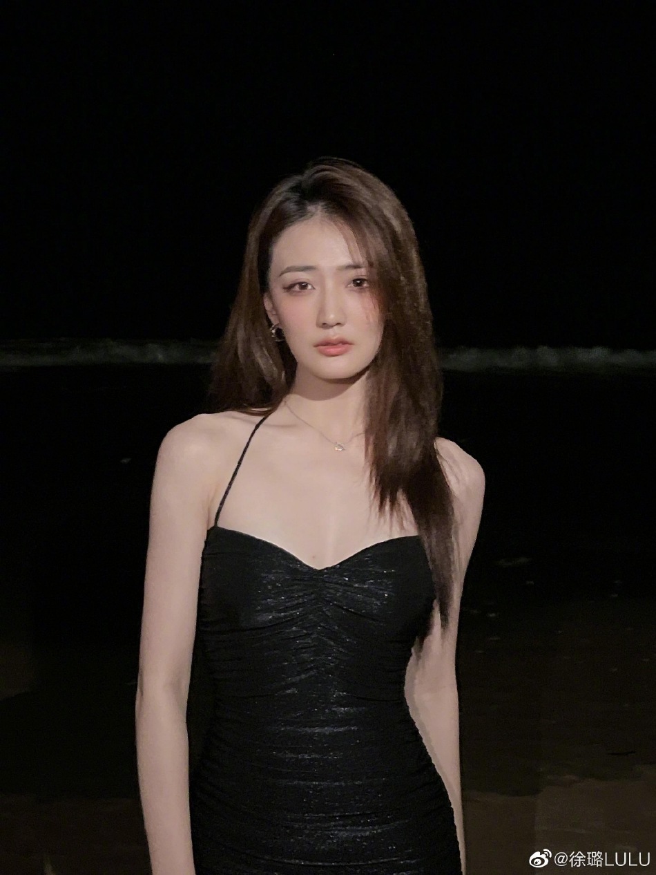 徐璐黑色吊带短裙大秀身材写真