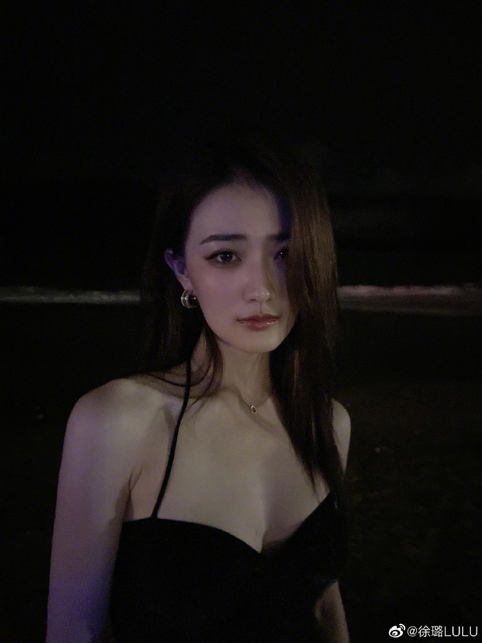 徐璐黑色吊带短裙大秀身材写真