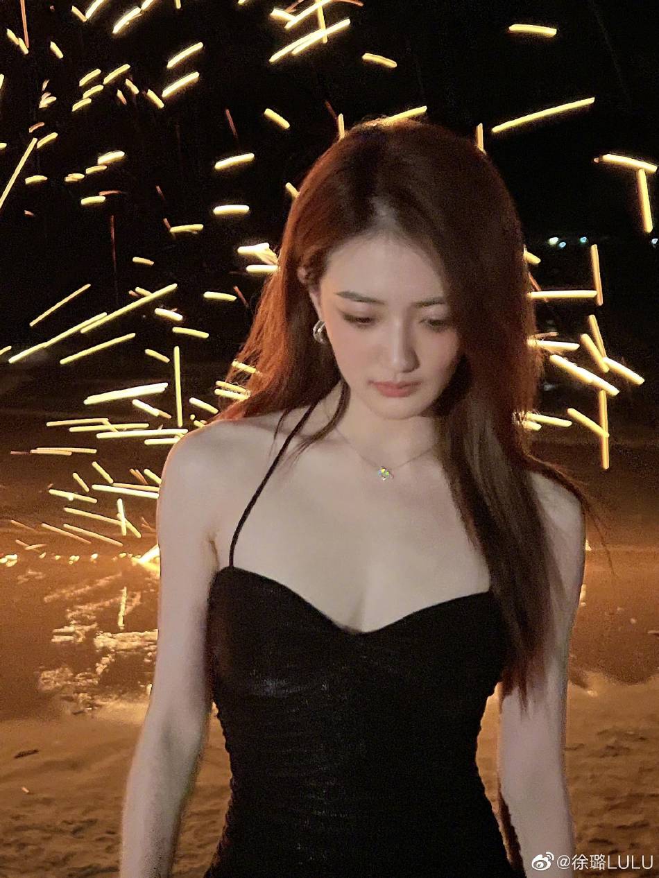 徐璐黑色吊带短裙大秀身材写真