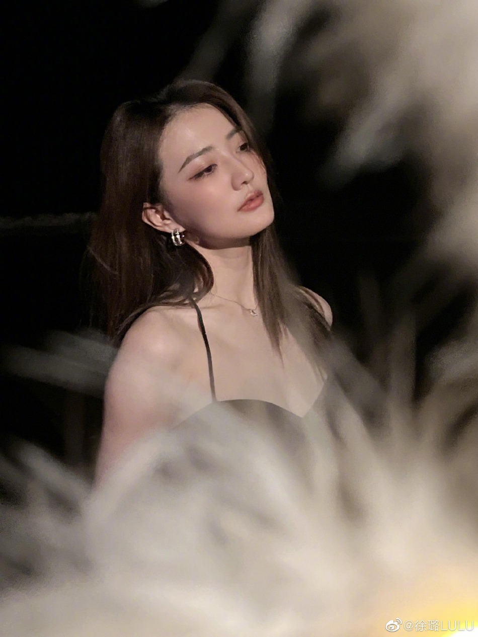 徐璐黑色吊带短裙大秀身材写真