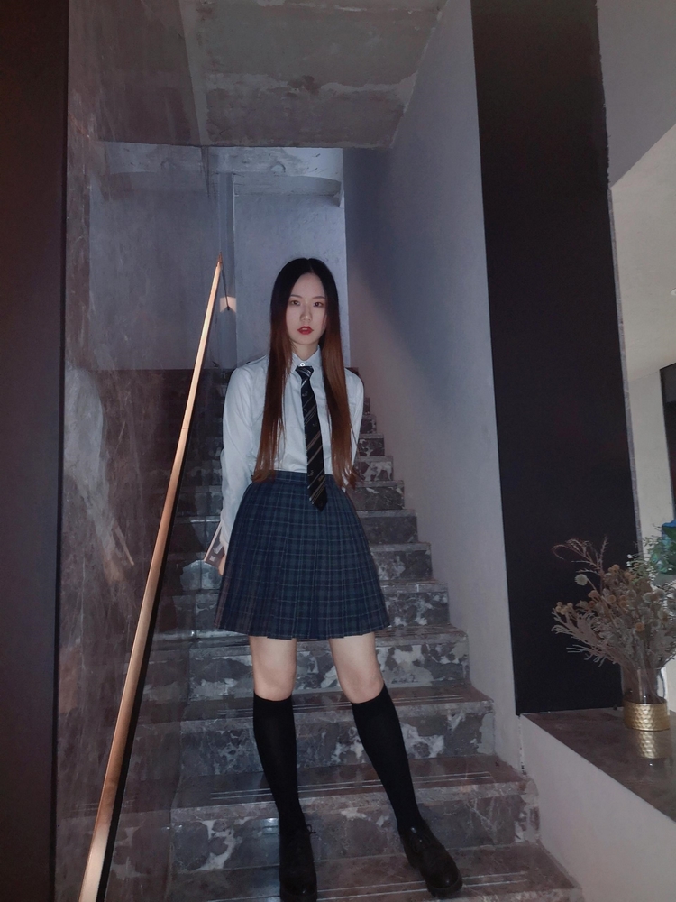 校园美女放学后黑丝短裙美腿养眼吸晴自拍照片