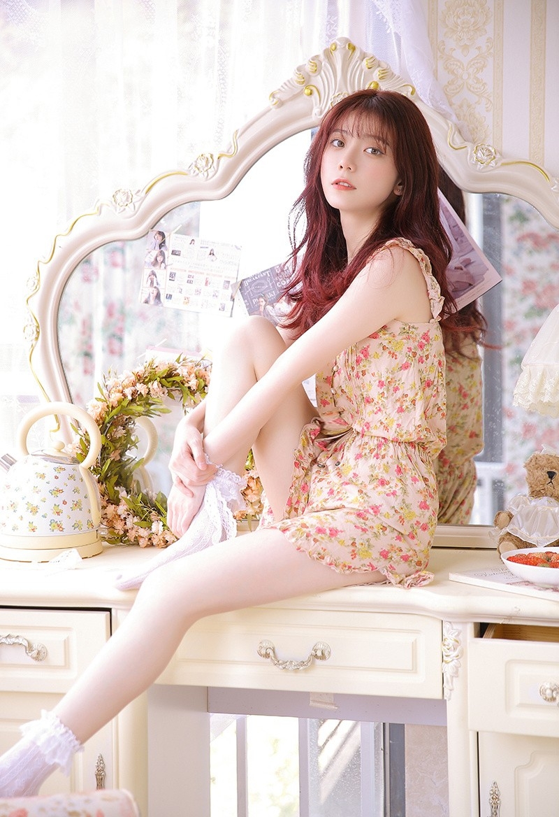 性感小美女吊带碎花裙居家个人写真