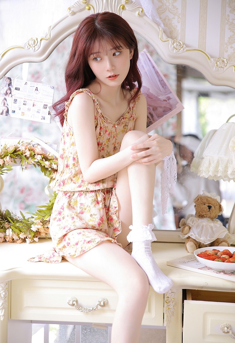 性感小美女吊带碎花裙居家个人写真