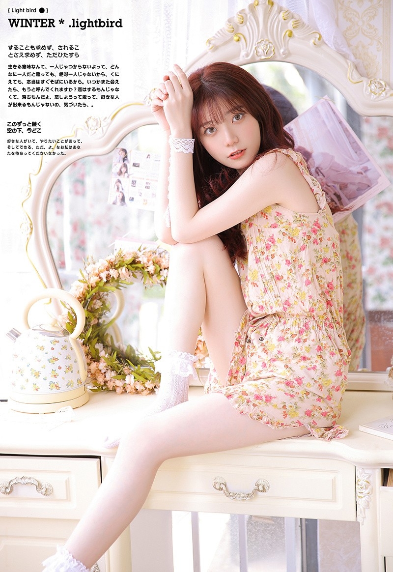 性感小美女吊带碎花裙居家个人写真