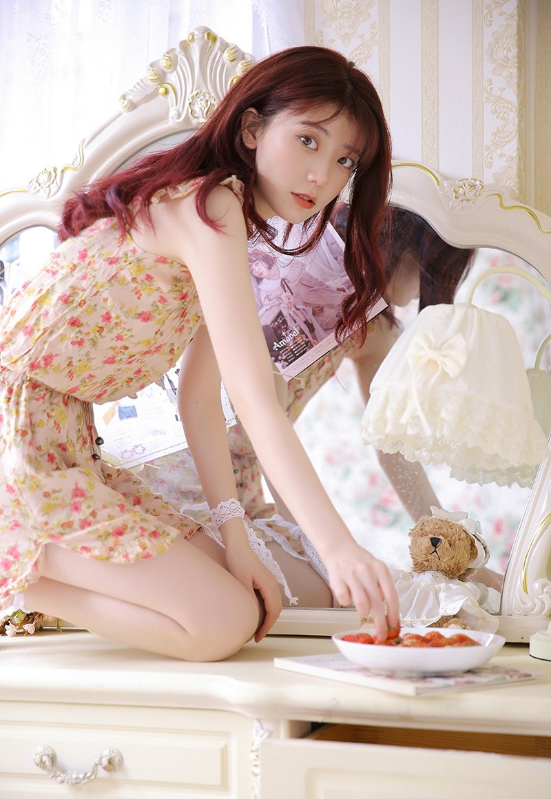 性感小美女吊带碎花裙居家个人写真