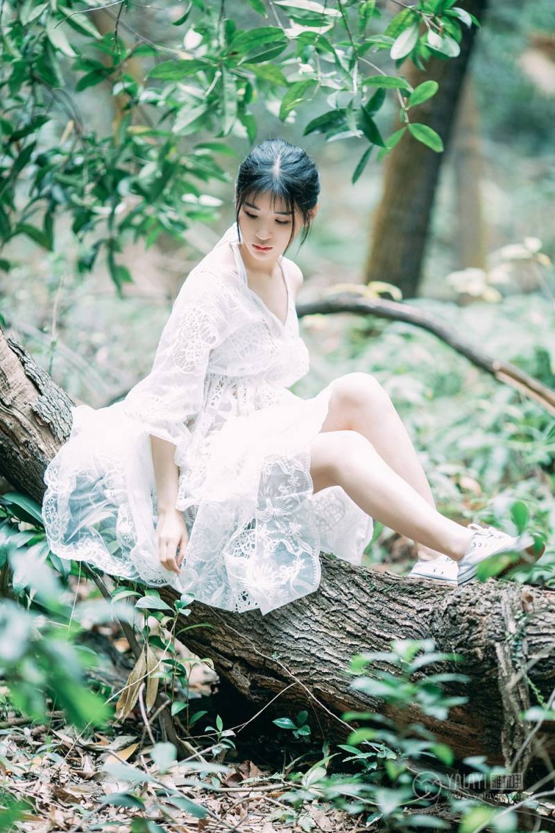 梦中女神户外空灵唯美长裙激情诱惑人体艺术写真图片