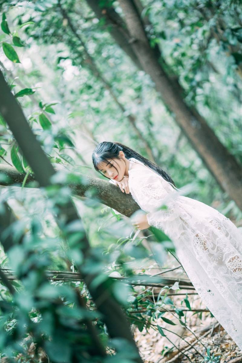 梦中女神户外空灵唯美长裙激情诱惑人体艺术写真图片