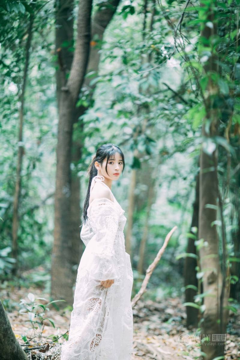 梦中女神户外空灵唯美长裙激情诱惑人体艺术写真图片