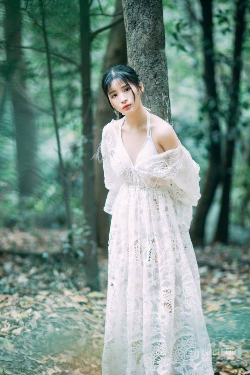 梦中女神户外空灵唯美长裙激情诱惑人体艺术写真图片