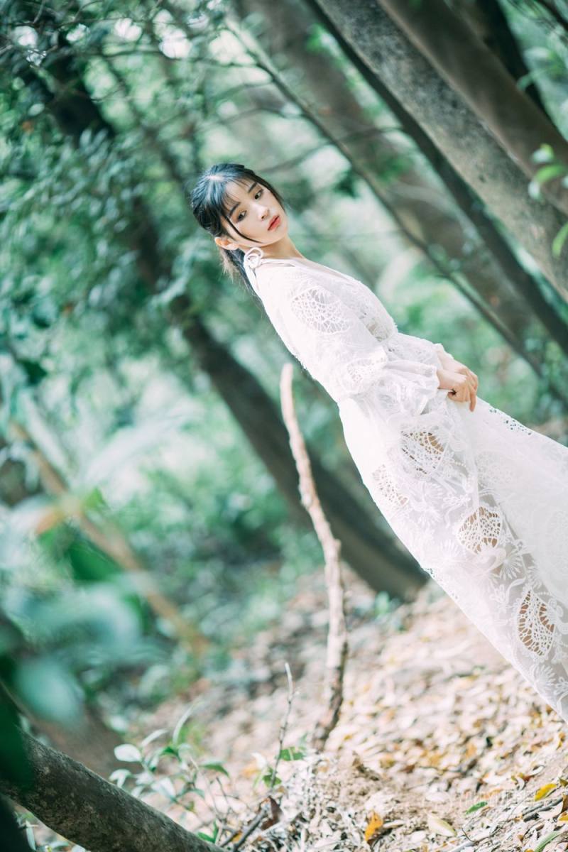 梦中女神户外空灵唯美长裙激情诱惑人体艺术写真图片