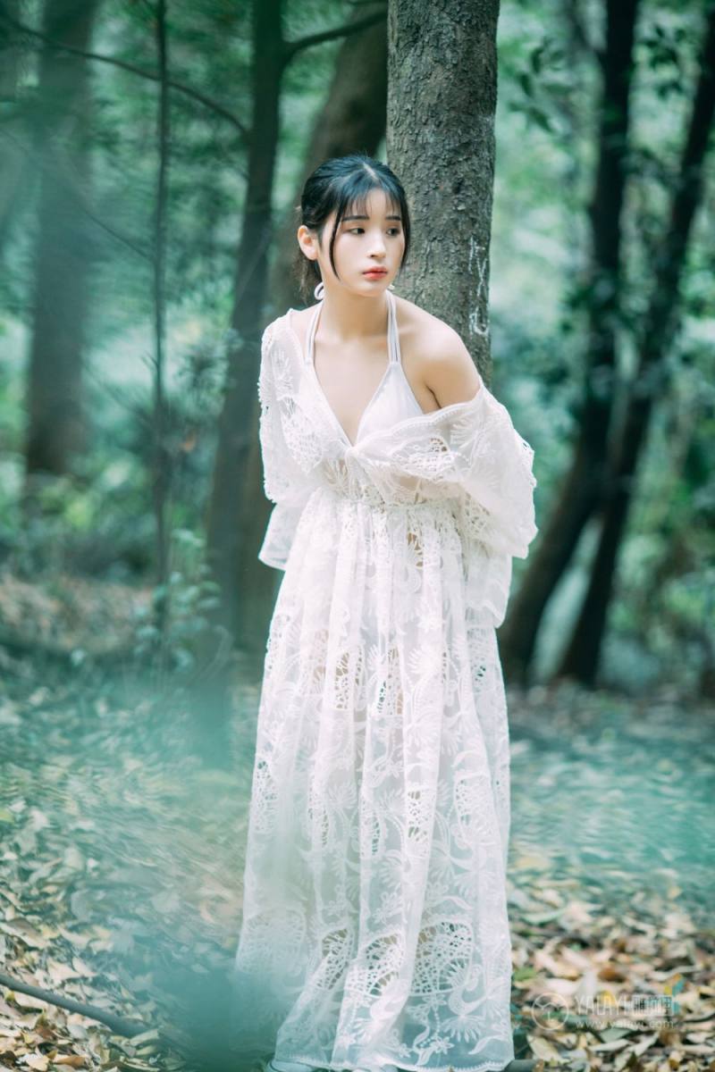 梦中女神户外空灵唯美长裙激情诱惑人体艺术写真图片