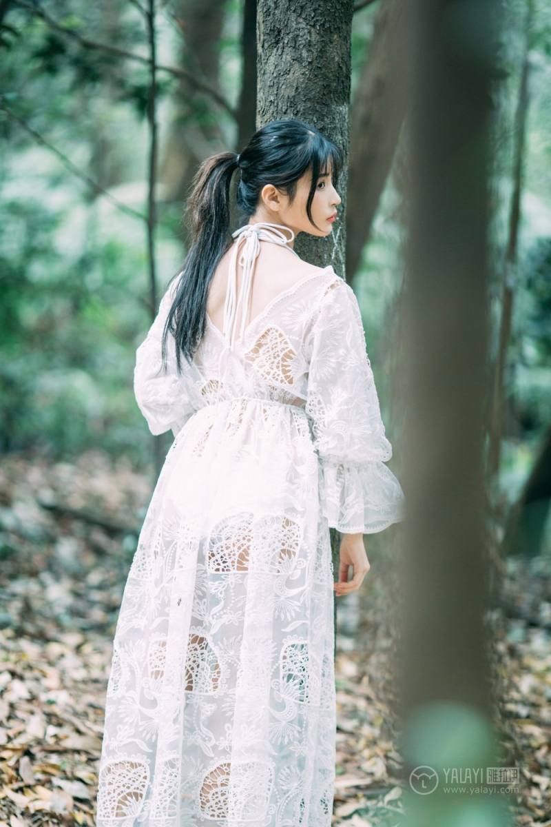 梦中女神户外空灵唯美长裙激情诱惑人体艺术写真图片