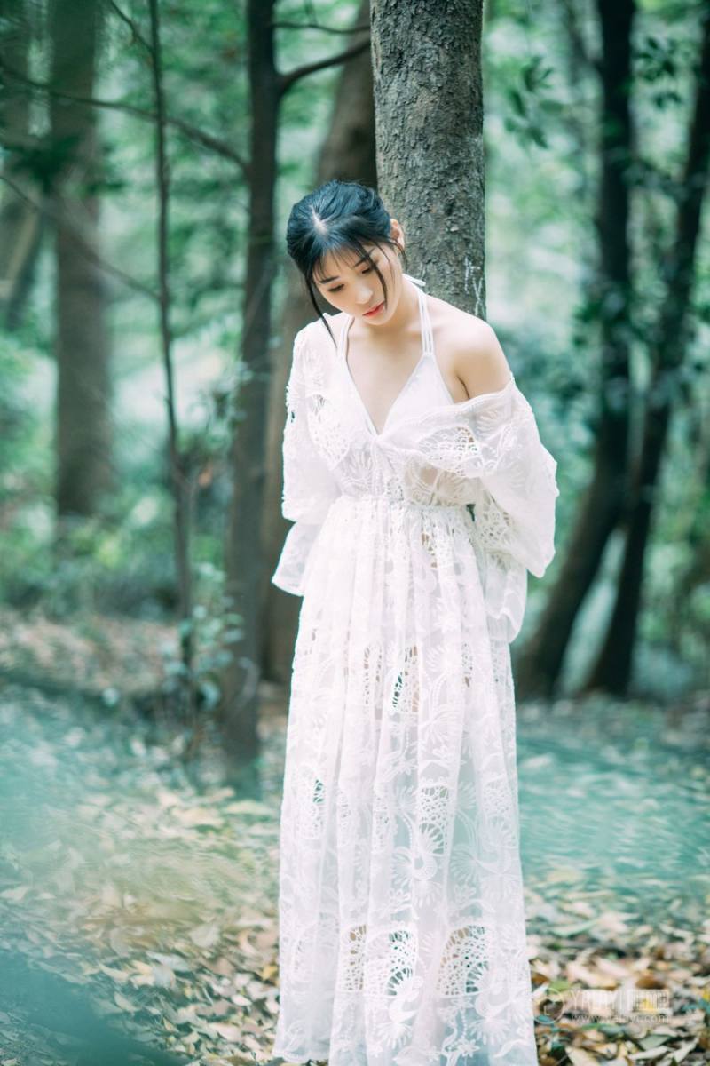 梦中女神户外空灵唯美长裙激情诱惑人体艺术写真图片