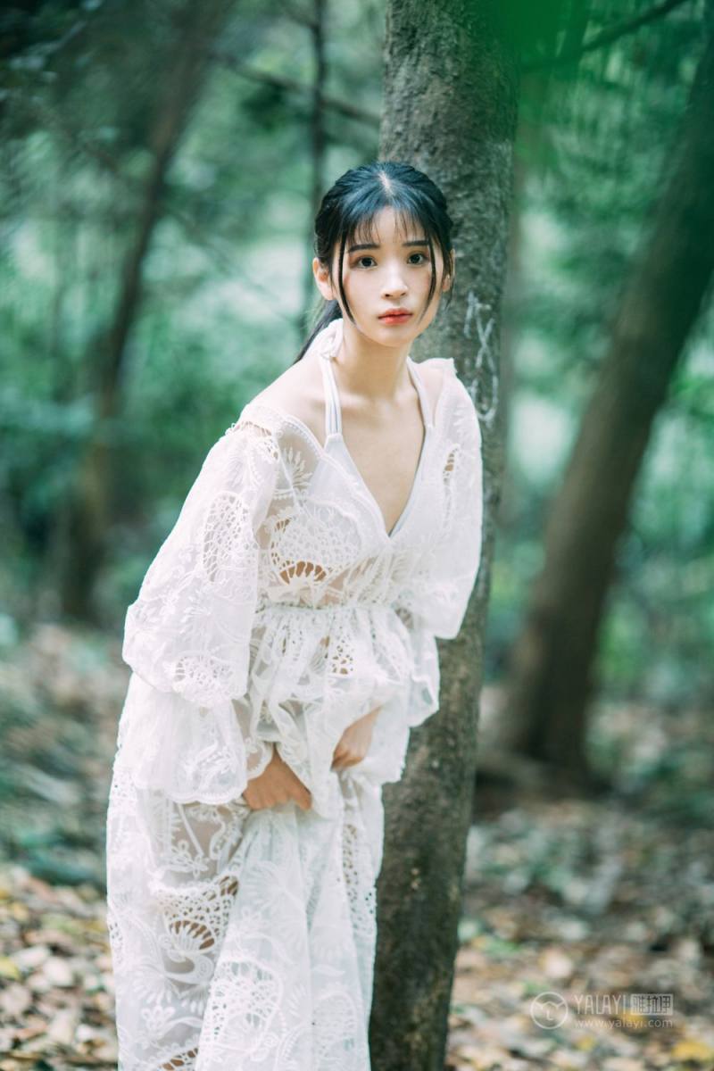 梦中女神户外空灵唯美长裙激情诱惑人体艺术写真图片